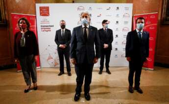 El presidente de Foment del Treball, Josep Sánchez Llibre (centro), posa junto a la ministra de Transición Ecológica, Teresa Ribera; el teniente de alcalde de Barcelona, Jaume Collboni; el ministro de Sanidad y candidato del PSC, Salvador Illa; y el vicepresidente de la Generalitat, Pere Aragonès, en un acto el 21 de diciembre de 2021 | EFE/QG/Archivo