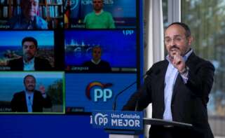 El candidato del PPC a la Generalitat, Alejandro Fernández, interviene este domingo en un acto en Badalona de cara a las elecciones catalanas del próximo 14 de febrero. EFE/Quique Garcia