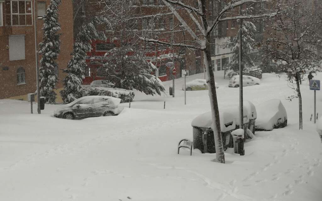 Vista de una calle cubierta de nieve en Madrid cubierta de nieve, este sábado. / EFE