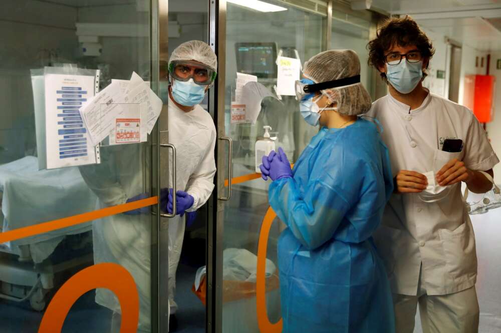 Profesionales sanitarios en una UCI del Hospital Clínic de Barcelona, el 19 de enero de 2021, en plena tercera ola de coronavirus en Cataluña | EFE/TA