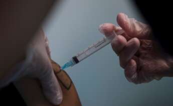 Un trabajador sanitario recibe una vacuna del coronavirus, que no llegará hasta 2023 a los países más pobres. EFE