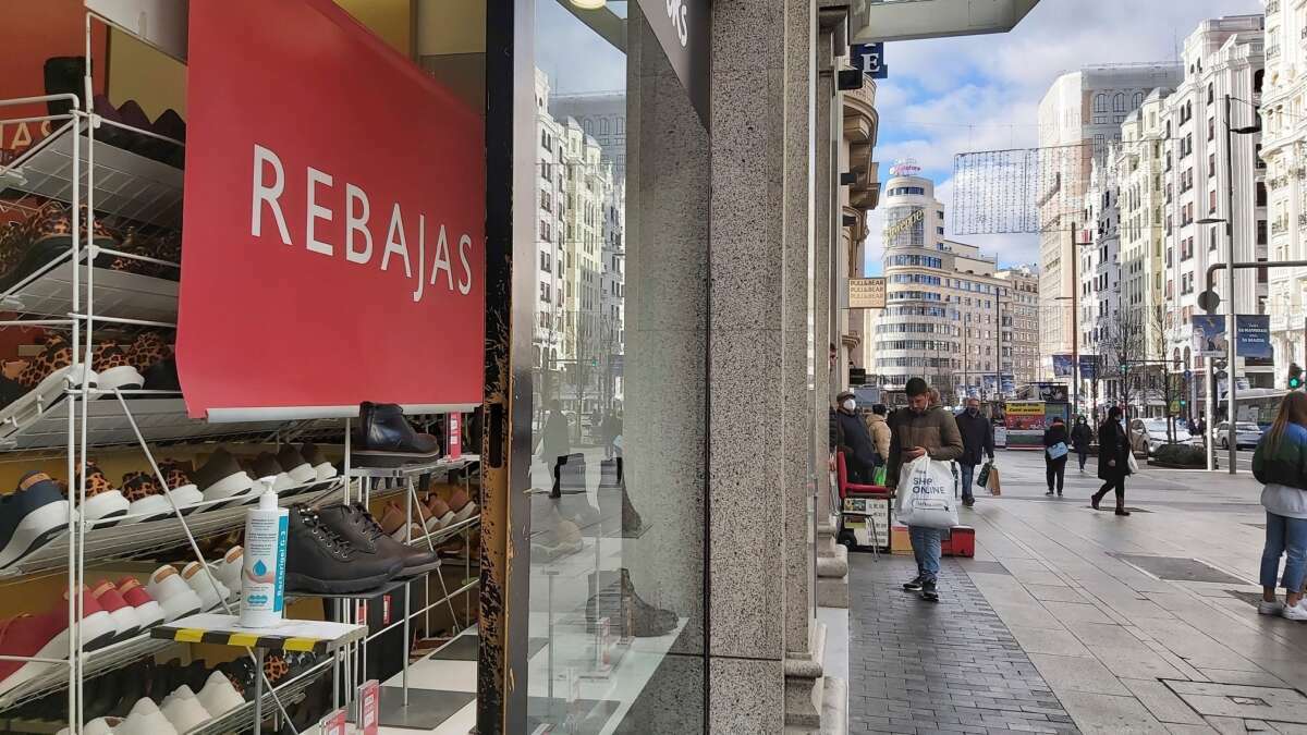 Todo está preparado en los grandes almacenes y cadenas textiles para abrir sus puertas a las rebajas de enero, aunque muchos establecimientos del pequeño comercio llevan ya días ofreciendo sus productos con un 50 e incluso un 70 % de descuento para atraer al consumidor que han podido perder por la pandemia. EFE/ Altea Tejido
