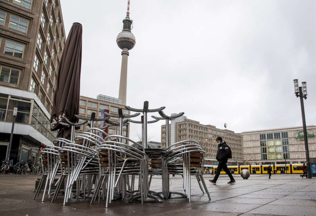 La plaza de Alexanderplatz, en Berlín, prácticamente vacía, el 6 de enero de 2021, durante el confinamiento por la segunda ola de coronavirus en Alemania | EFE/EPA/HJ