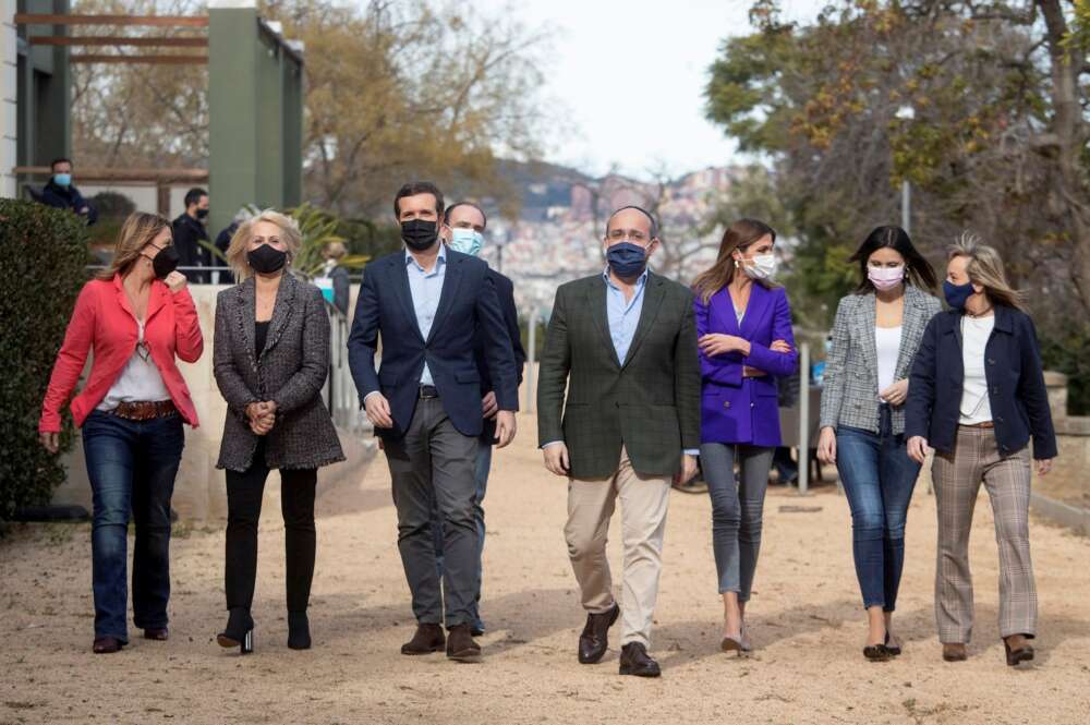 Detrás de Pablo Casado, Daniel Serrano, secretario general del PP, junto a otros miembros del PP catalán como Alejandro Fernández y Lorena Roldán, el 23 de enero de 2021 en un acto en Barcelona | EFE/MP