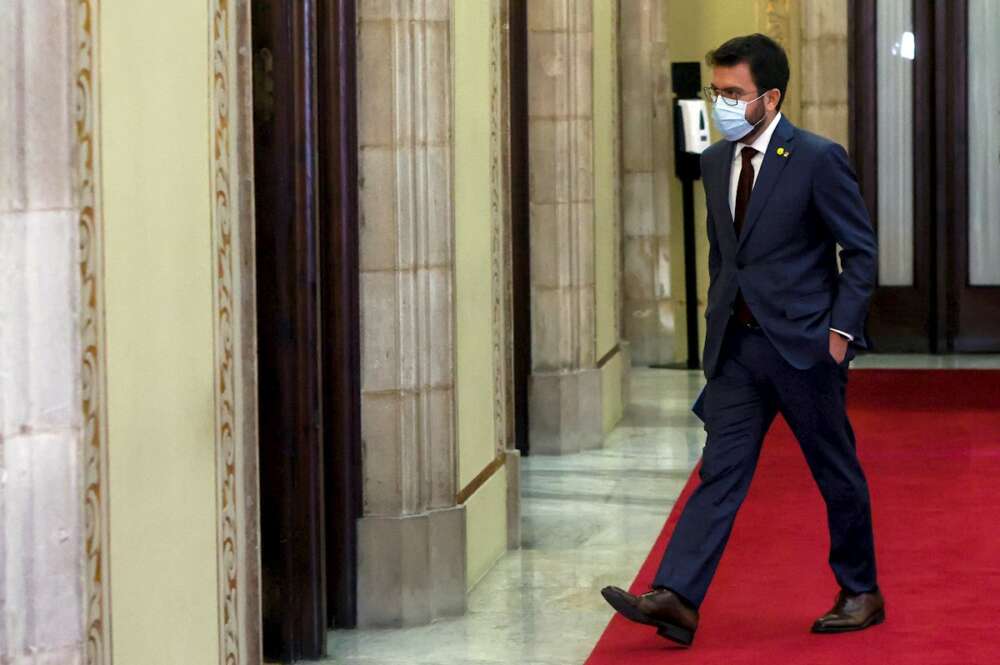 El presidente en funciones de Cataluña, Pere Aragonès, anda por los pasillos del Parlament. EFE/Quique García