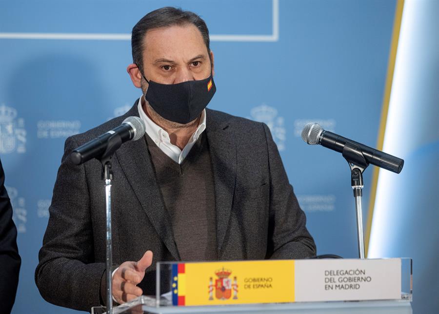 El ministro de Transportes, Movilidad y Agenda Urbana, José Luis Ábalos, ofrece una rueda de prensa tras la reunión del CECOD desde la Delegación del Gobierno en Madrid. EFE/ Rodrigo Jiménez