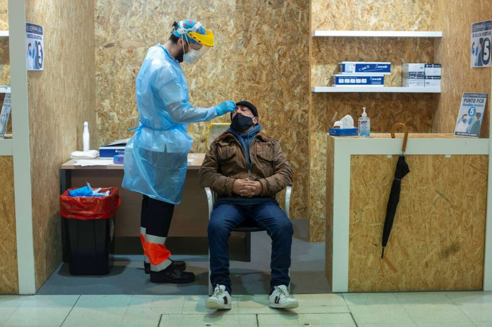 Un trabajador sanitario realiza una prueba PCR. EFE/ Brais Lorenzo/Archivo