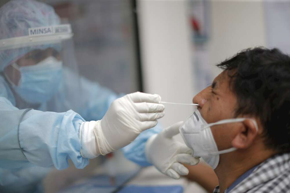 Un miembro del personal de salud realiza una prueba de covid-19 en uno de los Centros Covid para descarte y detección del coronavirus instalados por el Ministerio de Salud de Perú en el Distrito de Santa Anita, en Lima (Perú).. EFE/ Luis Angel Gonzales/Archivo