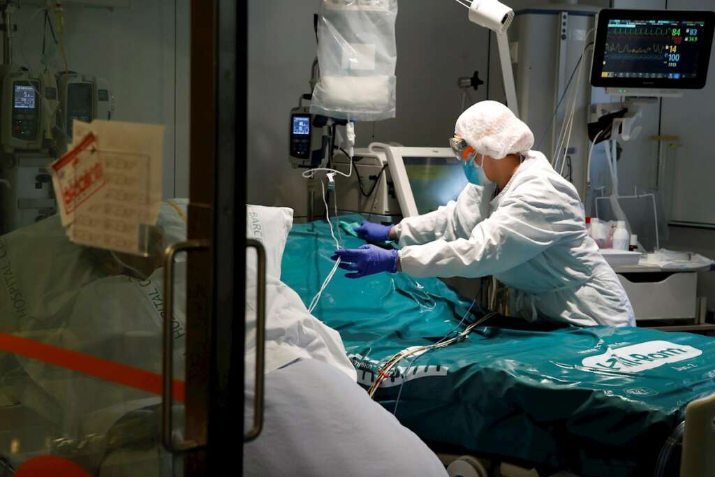 Profesionales sanitarios trabajan en una de las UCI del Hospital Clínic de Barcelona cuando se espera un incremento de la ocupación de las camas. EFE/ Toni Albir