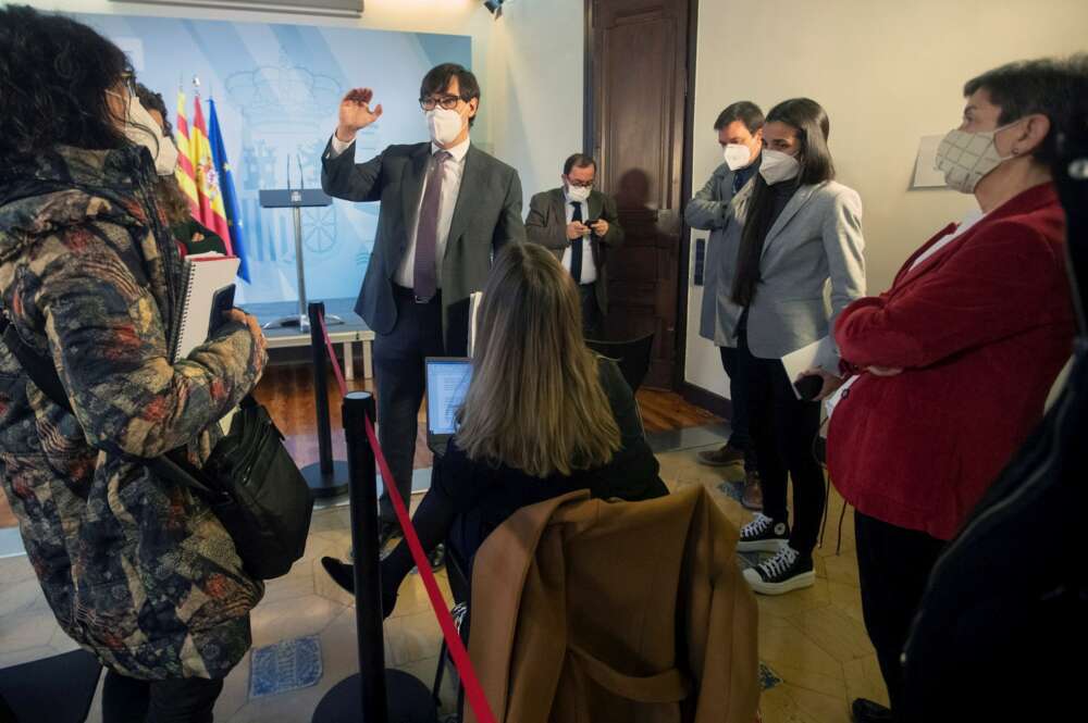 El ministro de Sanidad y candidato del PSC a las elecciones catalanas, Salvador Illa, conversa con varios periodistas en la Delegación del Gobierno en Barcelona, el 16 de enero de 2021 | EFE/MP/Archivo