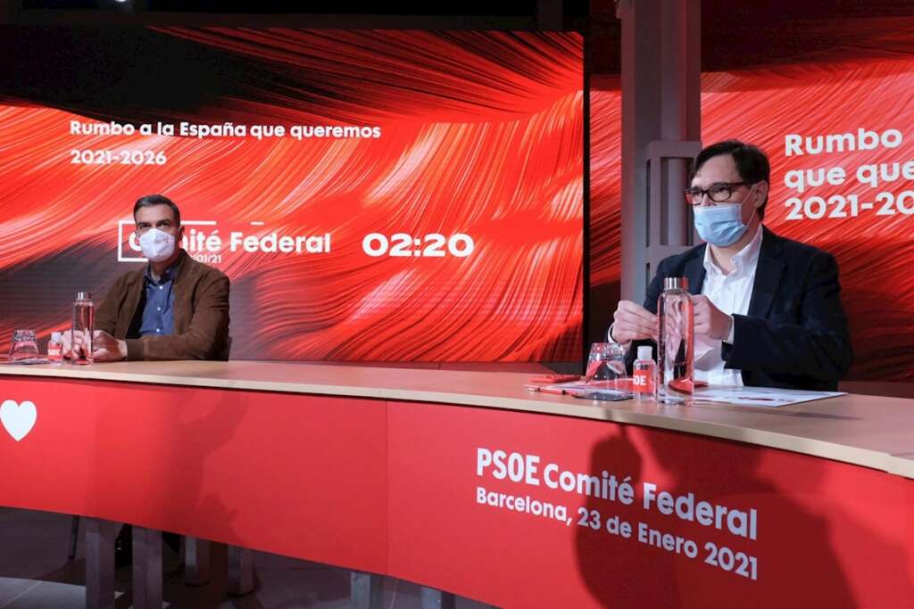 El presidente del Gobierno, Pedro Sánchez (i), junto al número uno del PSC al 14F, el ministro Salvador Illa (d), durante el Comité Federal del partido en la sede del PSC en Barcelona celebrado este sábado en un gesto de apoyo a Salvador Illa ante las elecciones catalanas./ EFE