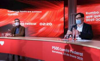 El presidente del Gobierno, Pedro Sánchez (i), junto al número uno del PSC al 14F, el ministro Salvador Illa (d), durante el Comité Federal del partido en la sede del PSC en Barcelona celebrado este sábado en un gesto de apoyo a Salvador Illa ante las elecciones catalanas./ EFE