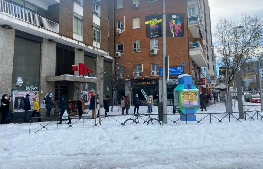 Fila para entrar al Carrefour de la calle Príncipe de Vergara, en Madrid./ Noelia Tabanera