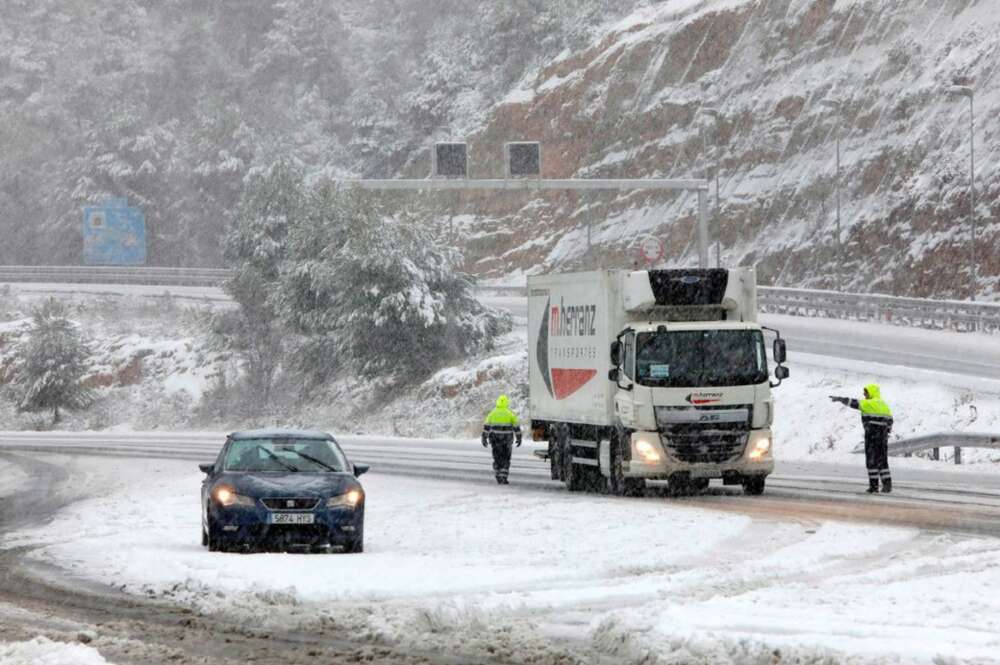 Fuerte nevada esta mañana en El Bruc (Barcelona) donde hay controles de Mossos a causa de las rectricciones. EFE/Susanna Sáez