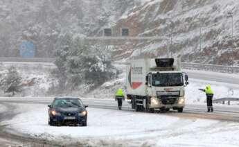 Fuerte nevada esta mañana en El Bruc (Barcelona) donde hay controles de Mossos a causa de las rectricciones. EFE/Susanna Sáez
