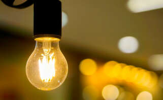 La factura de la luz baja un 21% en el mes de febrero, según la OCU.