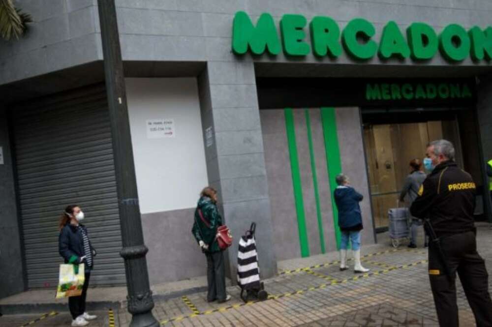 Varias personas esperan su turno para entrar en un establecimiento de Mercadona. EFE/ Biel Aliño/Archivo