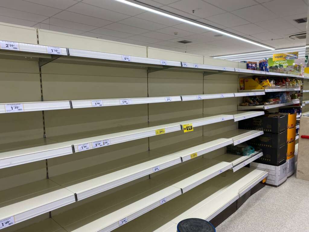 Supermercado vacío tras el paso de Filomena, que ha impedido la reposición./ Noelia Tabanera