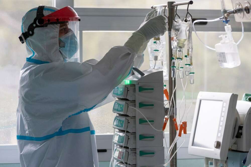 José Luis, un sanitario del Hospital Miguel Servet de Zaragoza, trabaja en la Unidad de Cuidados Intensivos (UCI) dedicada a pacientes covid del centro hospitalario. EFE/Javier Belver