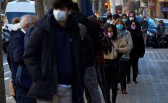 Multitud de personas hacen cola para realizarse un test PCR en un laboratorio de Barcelona el 4 de enero de 2020 | EFE/AG