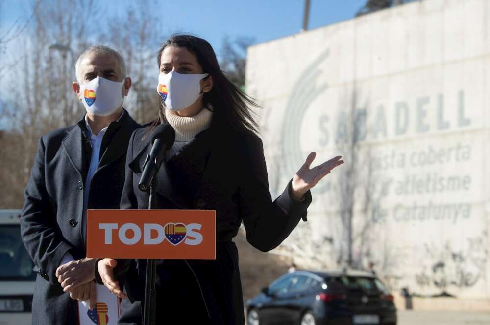 La presidenta de Ciudadanos, Inés Arrimadas, y el candidato del partido a la Generalitat, Carlos Carrizosa, durante un acto electoral en Sabadell (Barcelona) el 24 de enero de 2021 | EFE/MP