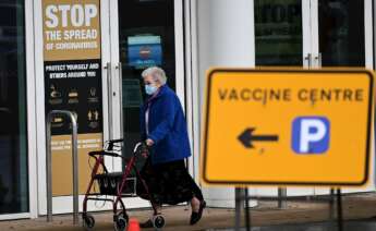 Una mujer sale de un centro de vacunación masiva en Empton, Reino Unido. EFE/ Andy Rain
