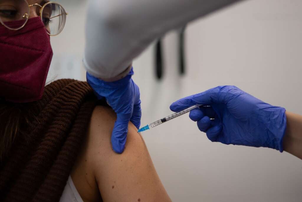 Una enfermera pone una vacuna en Barcelona | EFE/EF/Archivo