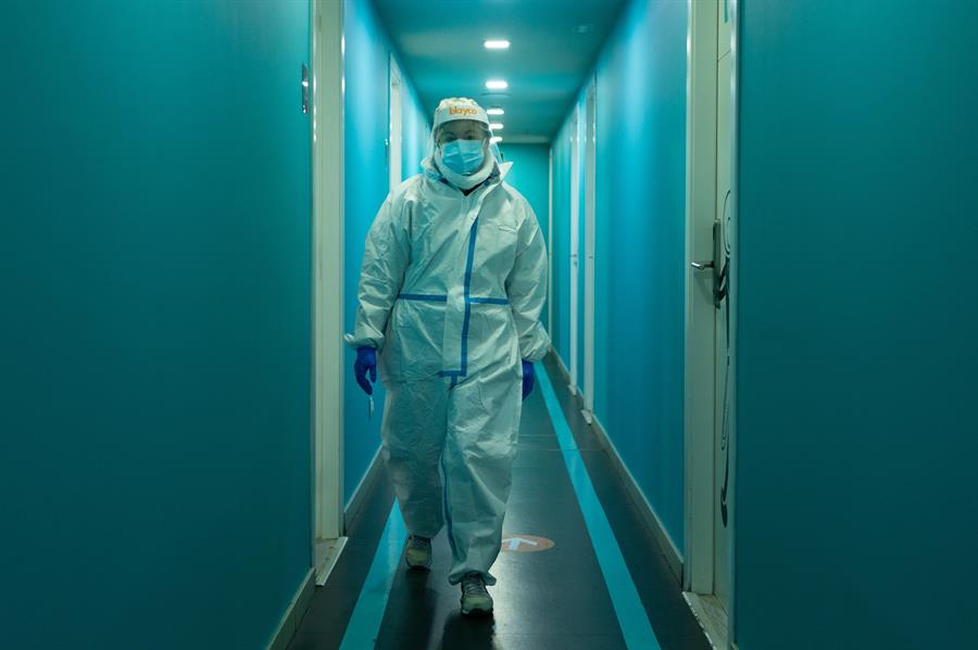 Un profesional sanitario en el centro especializado en pacientes con clara sintomatologia covid del barrio de Gracia de Barcelona. EFE/Enric Fontcuberta