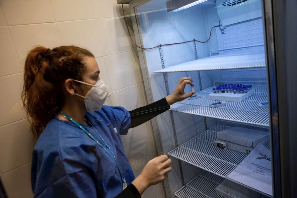 Una enfermera prepara una dosis de la vacuna de Pfizer-Moderna contra la Covid-19 en el centro de atención primaria Montenegre de Barcelona, el 5 de enero de 2021 | EFE/EF/Archivo