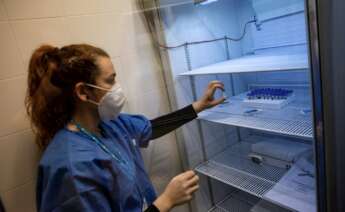 Una enfermera prepara una dosis de la vacuna de Pfizer-Moderna contra la Covid-19 en el centro de atención primaria Montenegre de Barcelona, el 5 de enero de 2021 | EFE/EF/Archivo