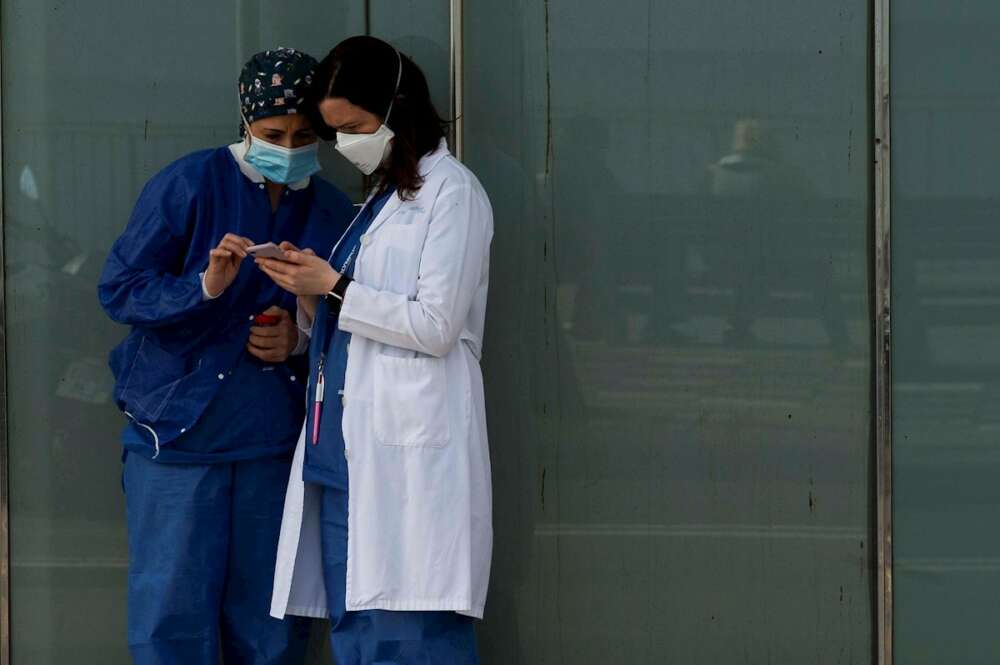 Dos sanitarias se toman un descanso ante el Hospital del Mar de Barcelona este lunes, cuando Cataluña ha superado las 3.000 personas ingresadas debido a la COVID-19, por primera vez desde la primera ola, de las que 684 están graves y ocupan más del 65 % del total de camas de las unidades de curas intensivas de los hospitales. EFE/Enric Fontcuberta