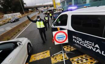La Policía Nacional realiza un control en Murcia para velar por el cumplimiento de las restricciones de movilidad. EFE/Juan Carlos Caval