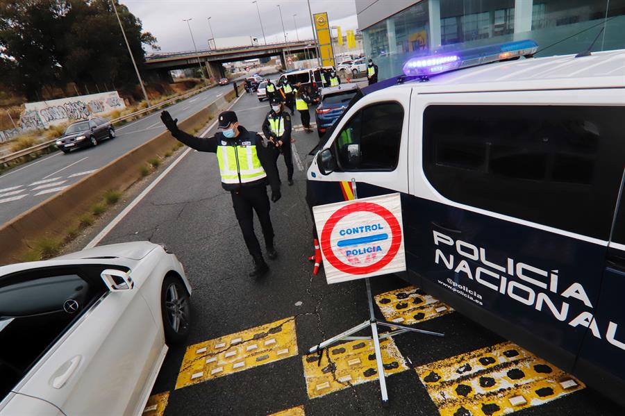 La Policía Nacional realiza un control en Murcia para velar por el cumplimiento de las restricciones de movilidad. EFE/Juan Carlos Caval