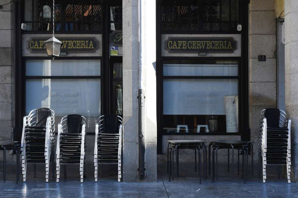 Vista de una terraza en la Plaza Mayor de Astorga (León), este miércoles. EFE/ J.Casares