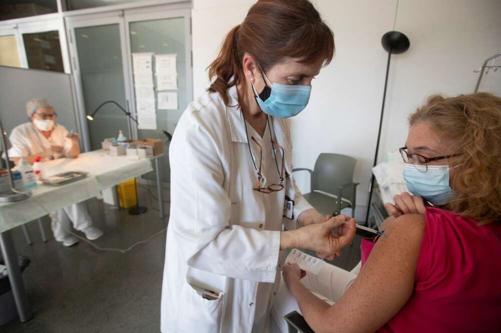 Una enfermera del Hospital Sant Pau de Barcelona inyecta la vacuna de Covid-19 a una compañera, el 11 de enero de 2021 | EFE/MP/Archivo