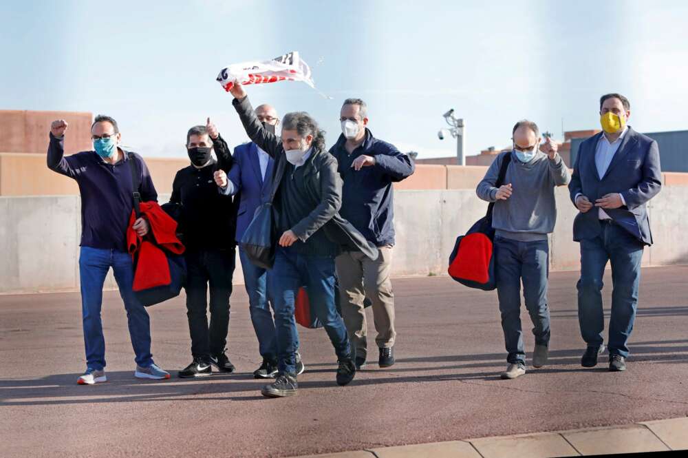 De izquierda a derecha: los presos del 'procés' Josep Rull, Jordi Sànchez, Raül Romeva, Jordi Cuixart, Joaquim Forn, Jordi Turull y Oriol Junqueras, el 21 de enero de 2021, a su salida de la cárcel de Lledoners tras concederles la Generalitat el tercer grado para participar en la campaña electoral del 14-F | EFE/SS