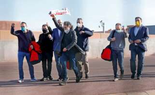 De izquierda a derecha: los presos del 'procés' Josep Rull, Jordi Sànchez, Raül Romeva, Jordi Cuixart, Joaquim Forn, Jordi Turull y Oriol Junqueras, el 21 de enero de 2021, a su salida de la cárcel de Lledoners tras concederles la Generalitat el tercer grado para participar en la campaña electoral del 14-F | EFE/SS