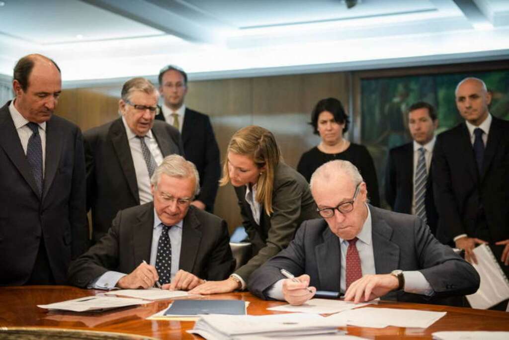 Nemesio Fernández Cuesta, director general de Negocios de Repsol, y Luis Suárez Lezo, secretario general./ EFE