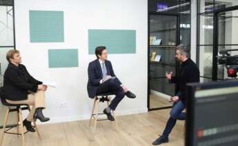 Rosa Duce, economista jefe de Deutsche Bank, y Juanma Jiménez, vicepresidente ejecutivo de Pimco Iberia, junto al director de publicaciones de Economía Digital, Ismael G. Villarejo./ Economía Digital