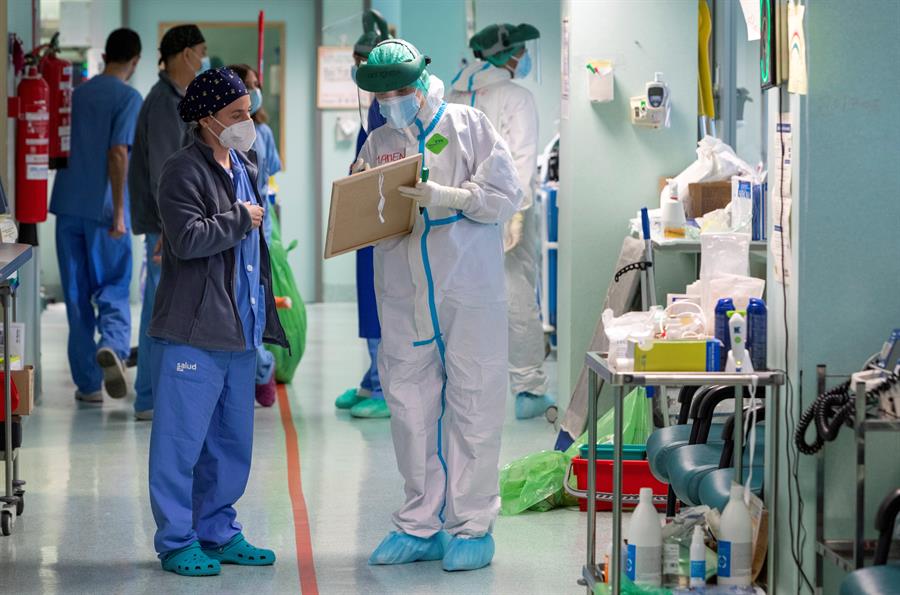 Varios sanitarios en la Unidad de Cuidados Intesivos dedicada a pacientes covid del Hospital Miguel Servet de Zaragoza. EFE/Javier Belver