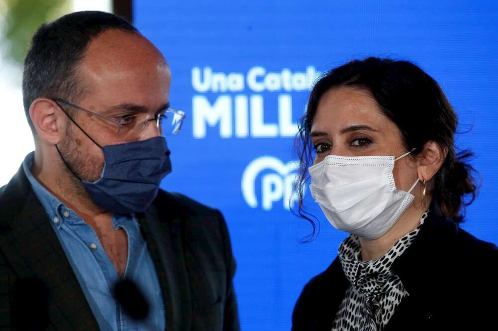 La presidenta de la Comunidad de Madrid, Isabel Díaz Ayuso (d), participa junto al candidato del PPC a la presidencia de la Generalitat Alejandro Fernández (i), en un acto electoral en Barcelona. EFE/Quique Garcia