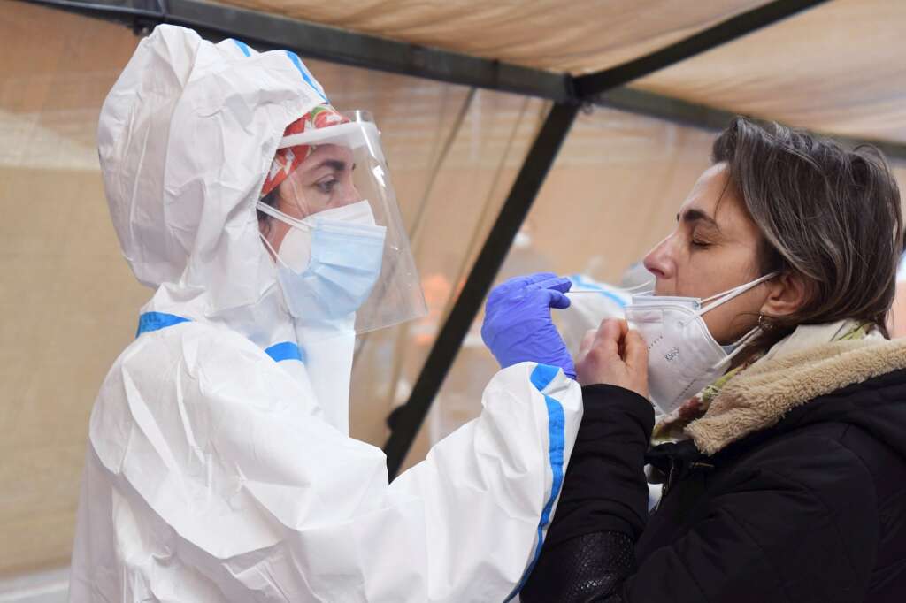 Miles de personas acudieron al cribado masivo de PCR por la Covid-19 en el Pabellón de La Torre del barrio de La Palomera en León, este sábado para detectar contagios. EFE/J.Casares