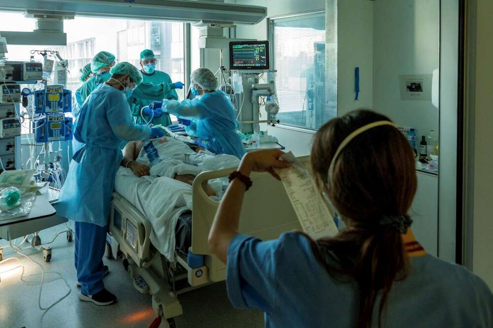 Sanitarios de la UCI del Hospital Universitario de Bellvitge atienden a pacientes de coronavirus tras el impacto de la tercera ola. EFE/ Enric Fontcuberta