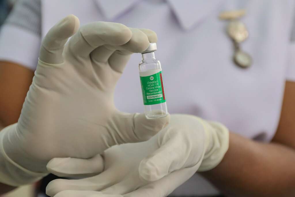 Una enfermera prepara una dosis de la vacuna de Oxford-AstraZeneca en Colombo, Sri Lanka. EFE/EPA/CHAMILA KARUNARATHNE
