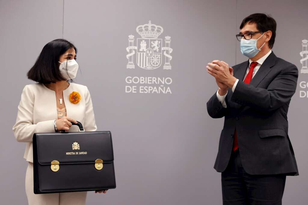 La nueva ministra de Sanidad, Carolina Darias, recibe los aplausos de su predecesor Salvador Illa mientras posa con su nuevo maletín tras la ceremonia de traspaso de la cartera celebrada en el Ministerio de Sanidad, el 27 de enero de 2021 | EFE/CM/Archivo