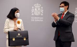 La nueva ministra de Sanidad, Carolina Darias, recibe los aplausos de su predecesor Salvador Illa mientras posa con su nuevo maletín tras la ceremonia de traspaso de la cartera celebrada en el Ministerio de Sanidad, el 27 de enero de 2021 | EFE/CM/Archivo