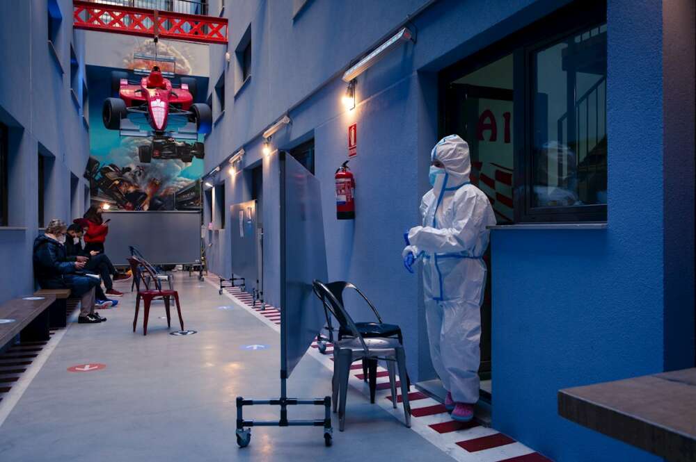 Un profesional sanitario en el centro especializado en pacientes con clara sintomatologia covid del barrio de Gracia de Barcelona, este martes. EFE/Enric Fontcuberta