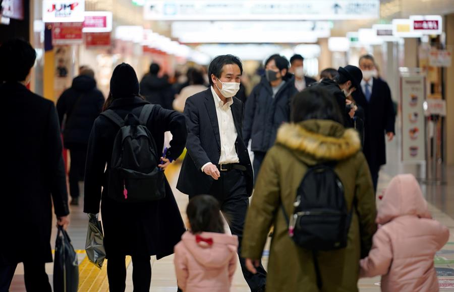 Transeúntes caminan por la zona comercial de la estación de Tokio EFE/EPA/FRANCK ROBICHON