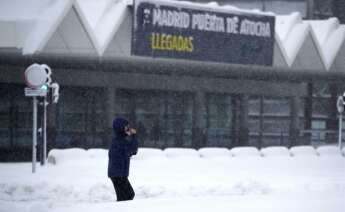 Inmediaciones de la estación de Atocha de Madrid este sábado, en el que la península sigue afectada por el temporal Filomena que deja grandes nevadas y temperaturas más bajas de lo habitual que bajarán drásticamente los próximos días. EFE/ Javier López