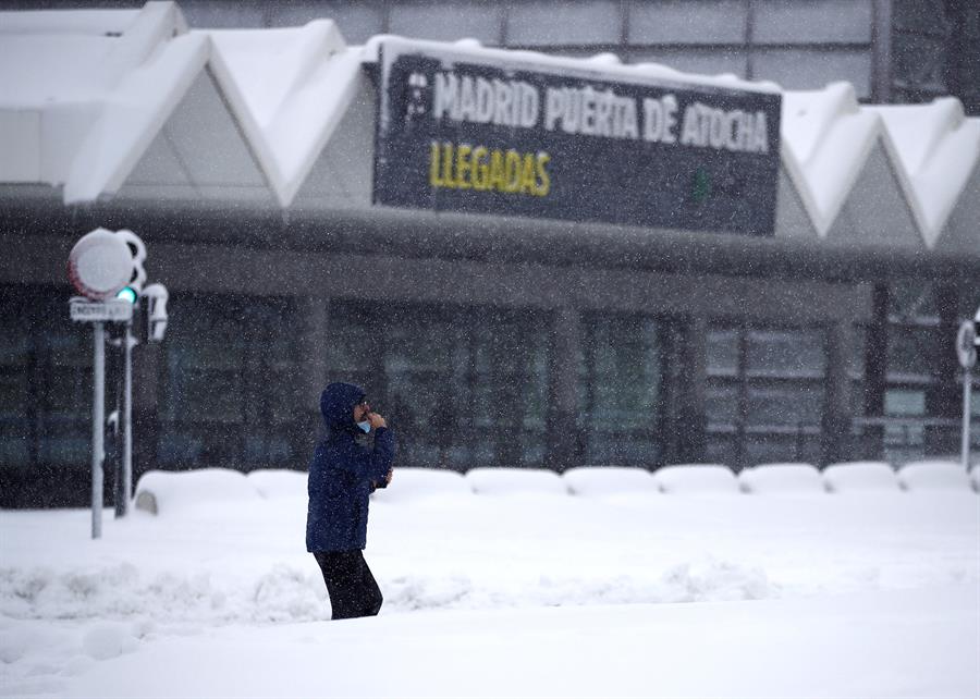 Inmediaciones de la estación de Atocha de Madrid este sábado, en el que la península sigue afectada por el temporal Filomena que deja grandes nevadas y temperaturas más bajas de lo habitual que bajarán drásticamente los próximos días. EFE/ Javier López